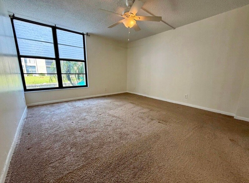 Building Photo - 6 Royal Palm Way