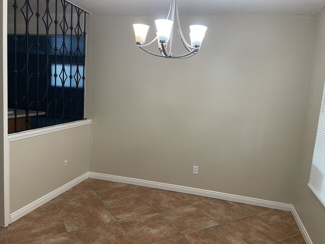 Building Photo - 136 Royal Oak Dr