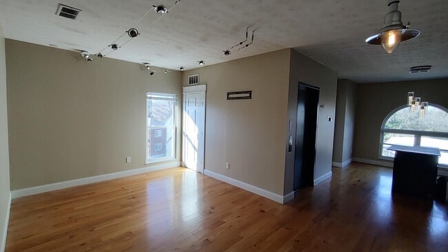 Building Photo - 236 Main St