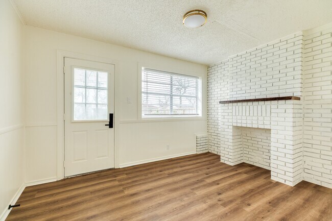 Building Photo - 159 Oak Dr