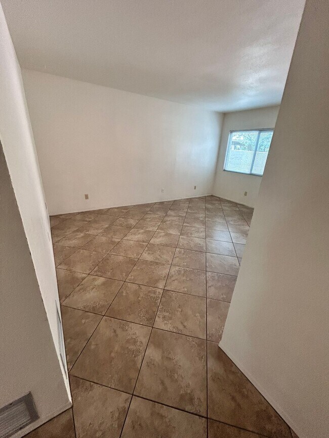 Building Photo - 2 bedroom 1 bath unit with laundry room, enclosed yard and carport.