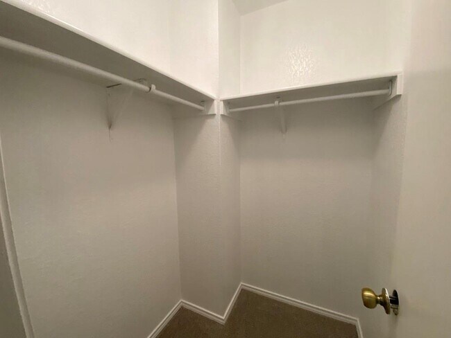 Building Photo - 330 Mistletoe Ln