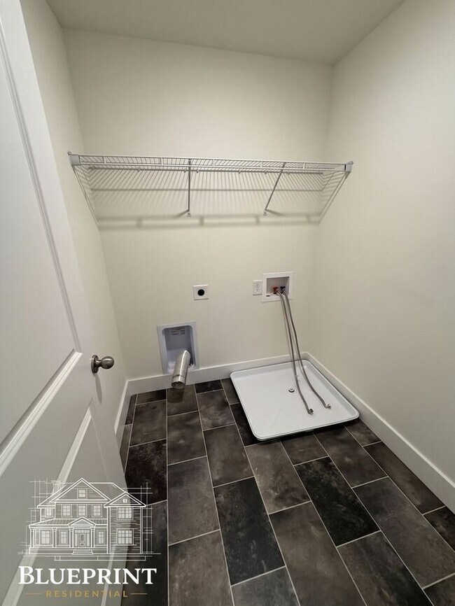 Building Photo - 2024 build, great neighborhood, stainless appliances, granite countertops!