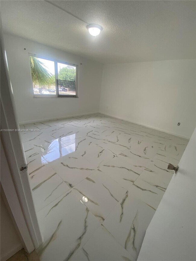 Building Photo - 6930 Miami Gardens Dr