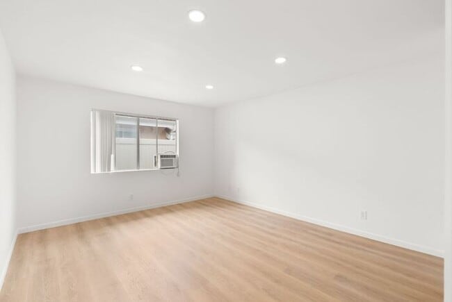 Building Photo - NEWLY RENOVATED South HB Gem!