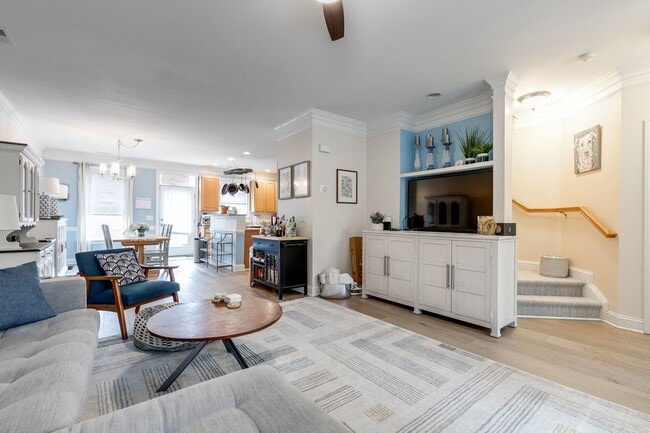 Building Photo - Gorgeous 3 Bedroom Townhome in Oregon Hill...