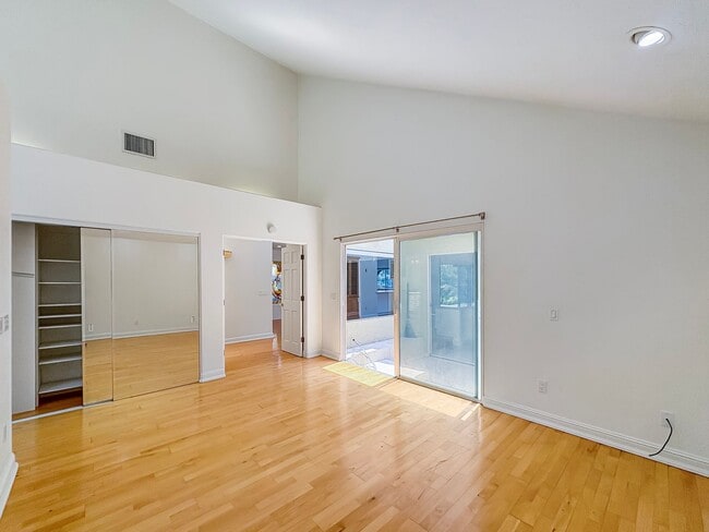 Building Photo - Gorgeous 2B+Office/2BA Townhouse w/ Golf C...