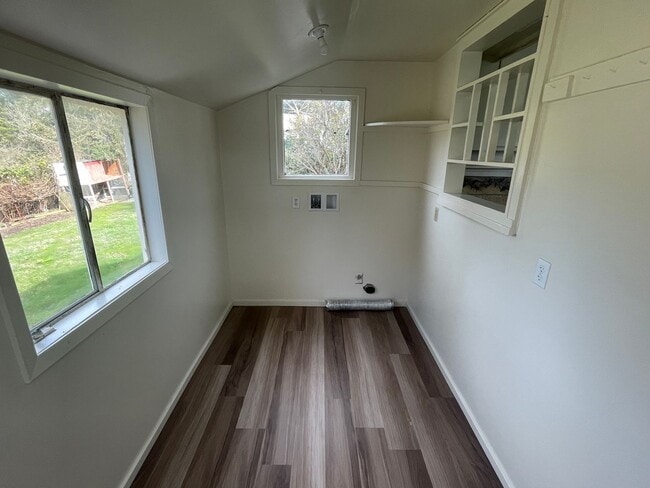 Building Photo - ***PENDING APPLICATION***2 Bed/1 Bath Char...