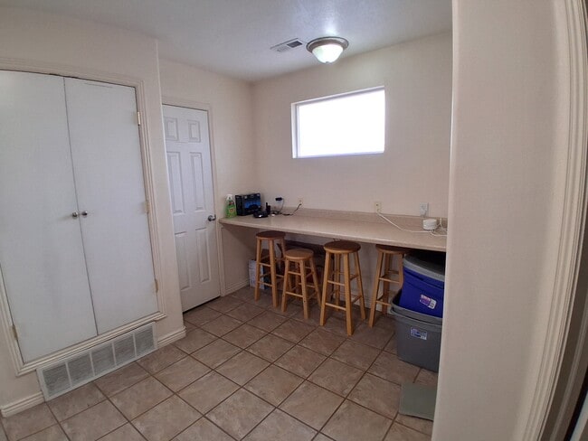 Building Photo - 654 E 700 N