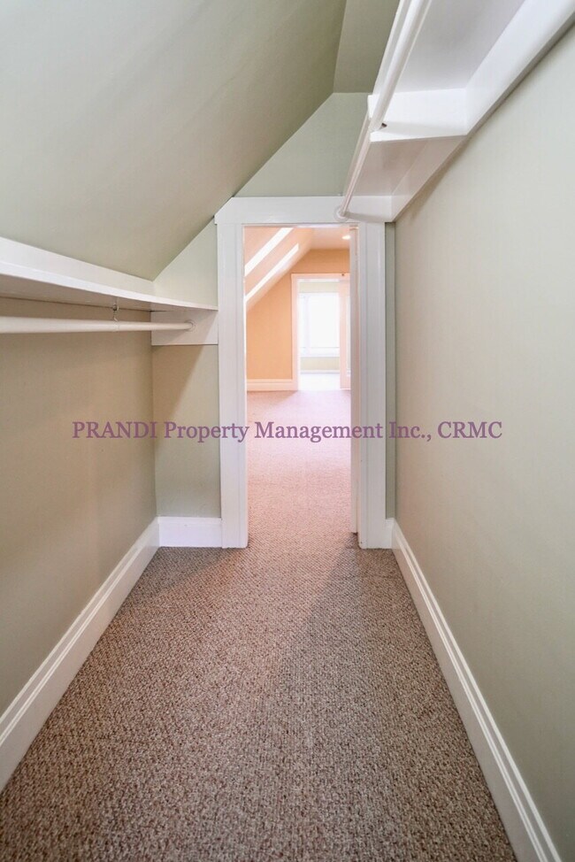 Building Photo - Upstairs 1 Bed, 1 Bath Unit with Bright an...