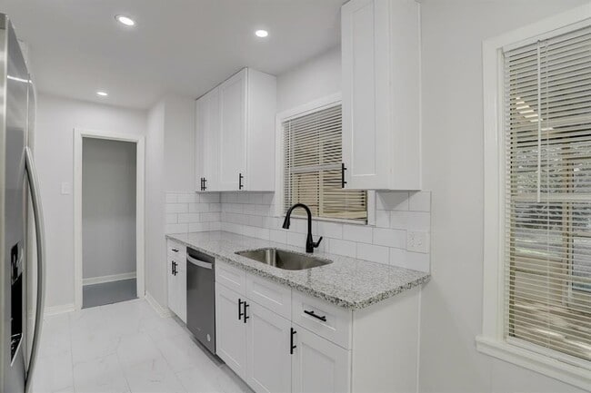 Building Photo - 1009 15th Ave N