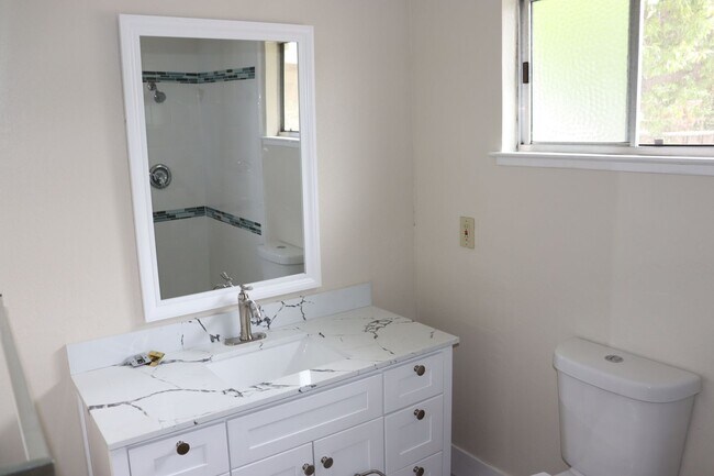 Building Photo - Single Family Home Centrally Located off H...