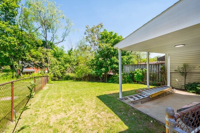 Building Photo - AVAILABLE OCT 1ST! DON'T MISS THIS RENOVAT...