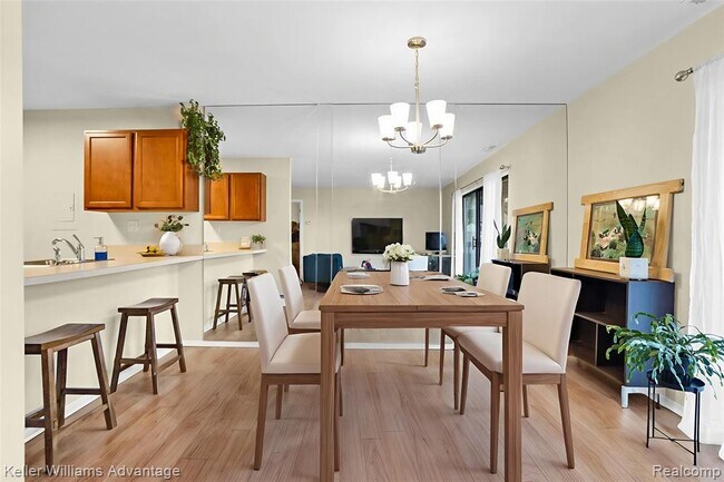 Building Photo - 855 S Pontiac Trail