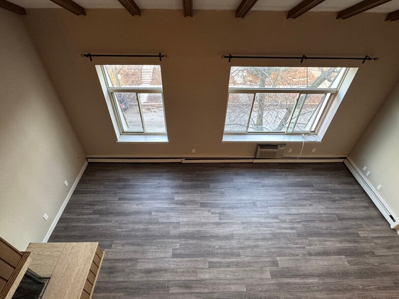 Building Photo - 2131 N Summit Ave