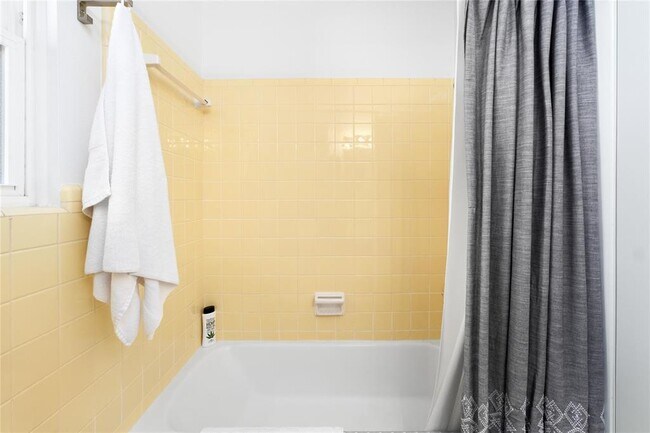 Building Photo - 1809 Forestglade Dr