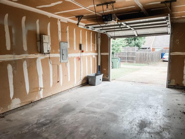 Building Photo - 2408 Country Hollow Ln