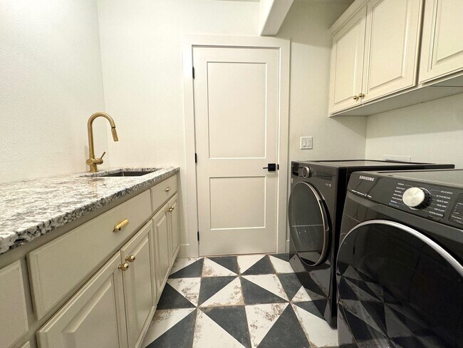 Building Photo - Newly Professionally Designed Home Westsid...