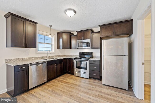 Building Photo - 2608 Maplewood Cir