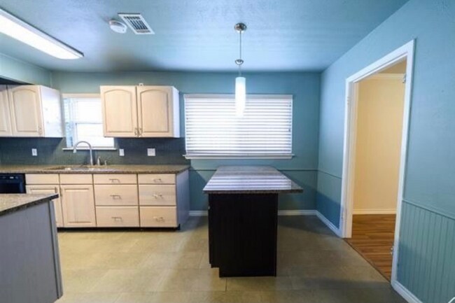 Building Photo - Walk to Campus from This Spacious 3BR/2BA Home (Room for Rent)