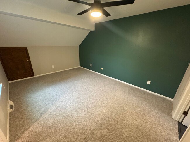 Building Photo - Aurora Townhome Right on the Golf Course