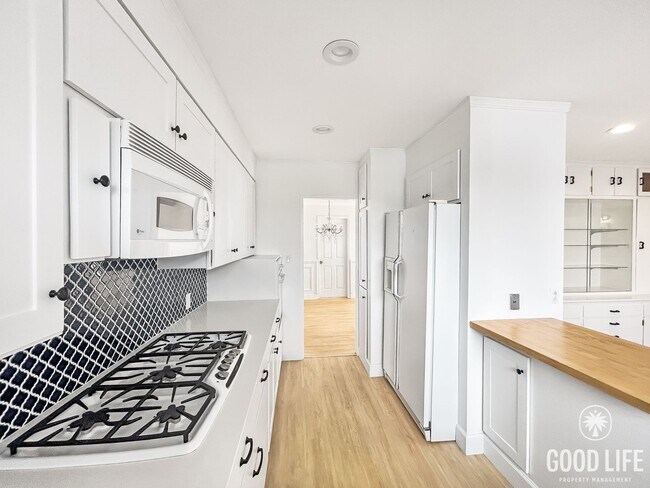 Building Photo - Beautiful 3BD/2BA W/ Private Pool, Garage, and A/C in Ocean Beach!