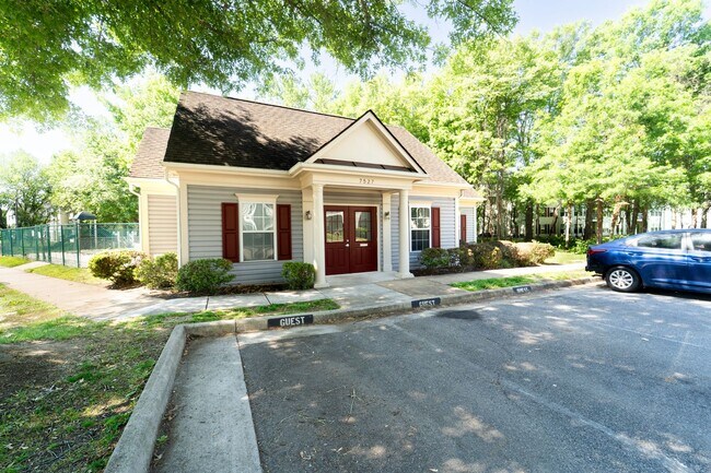 Building Photo - Bright & Updated 2 BD 2 BA Condo Conveniently located in Alexandria, VA