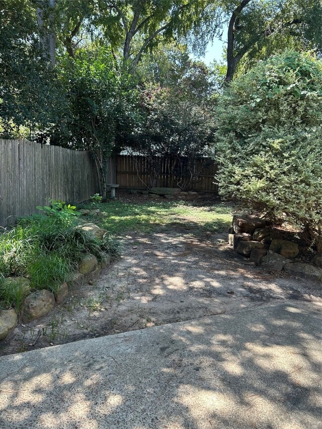 Building Photo - 3843 Knollcrest Dr
