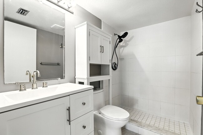 Building Photo - 8201 Sun Spring Cir