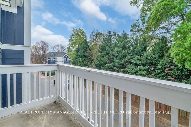 Building Photo - Charming 2 Bed, 2 Bathroom city Retreat Near Uptown Charlotte & Greenway Access