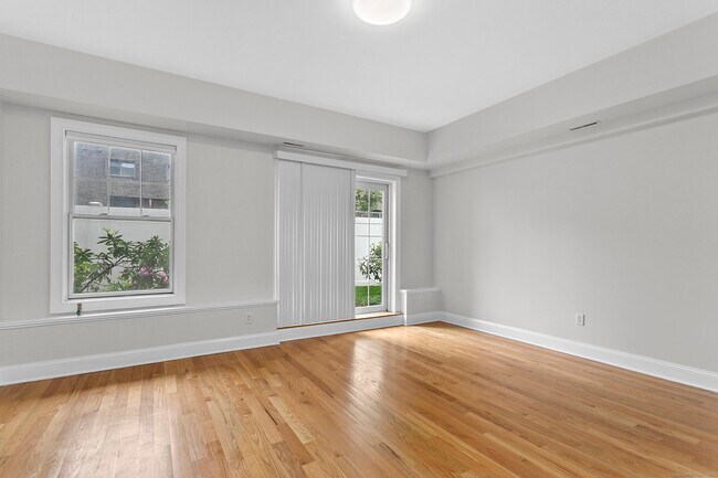 Building Photo - 14 1st St