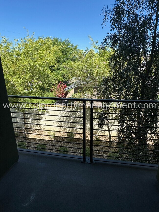 Building Photo - Luxurious Biltmore Townhome