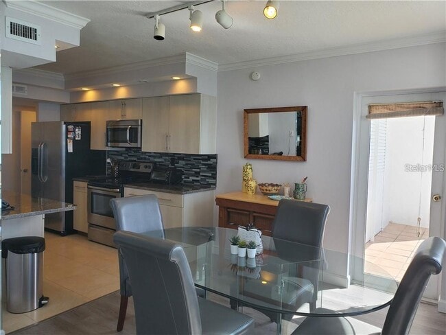 Building Photo - 1050 Longboat Club Rd