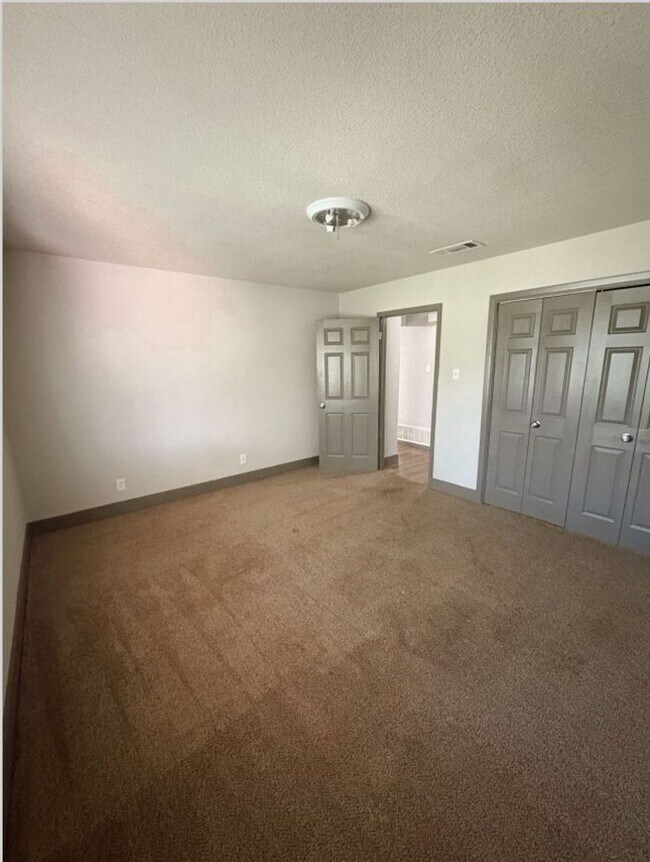 Building Photo - 204 W Mockingbird Ln