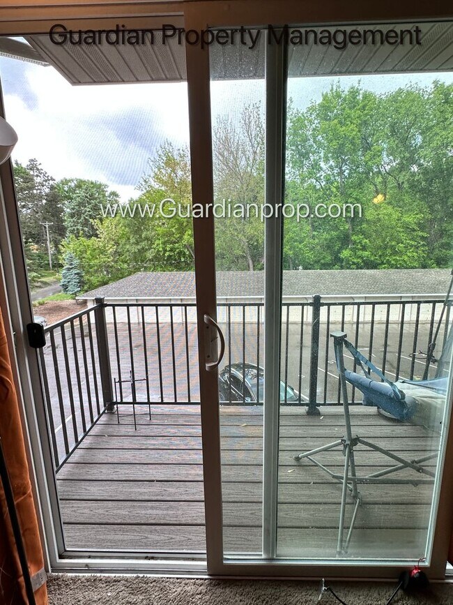 Building Photo - Top Floor w/Balcony, Excellent Condition, ...