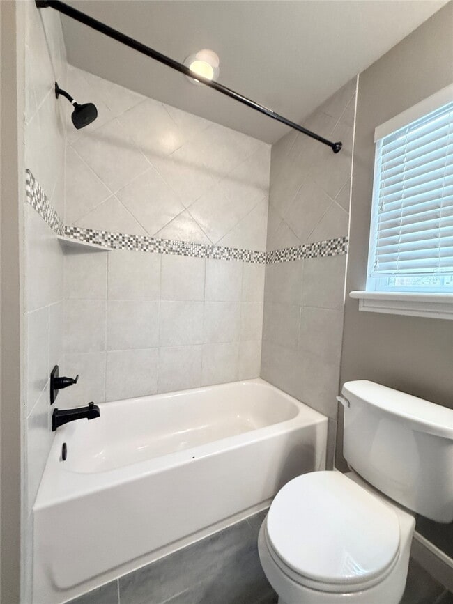 Building Photo - 2116 Couch St