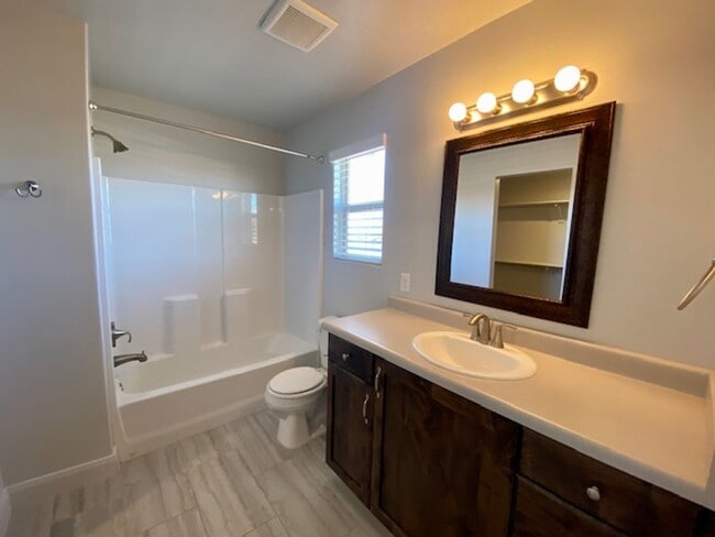 Building Photo - SPACIOUS TOWNHOME FOR RENT!