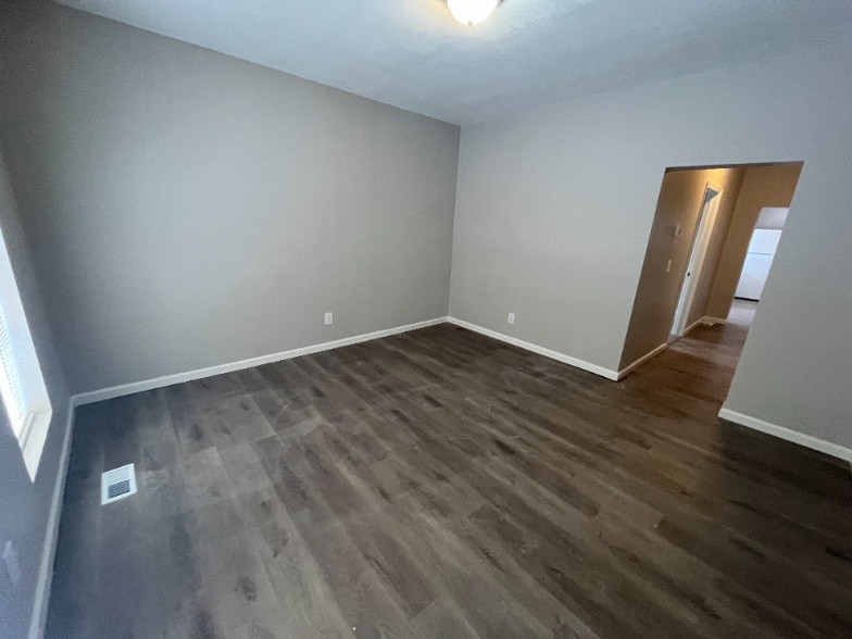 Primary Photo - 129 Pratt St