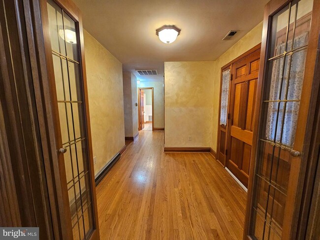 Building Photo - 615 Villa Ave