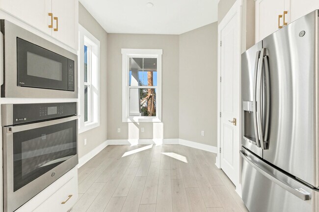 Building Photo - 20 Ravine Rd