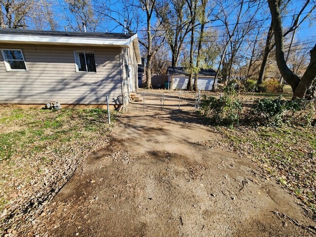 Building Photo - Spacious 3-Bedroom, 1-Bathroom Home AVAILABLE NOW!!