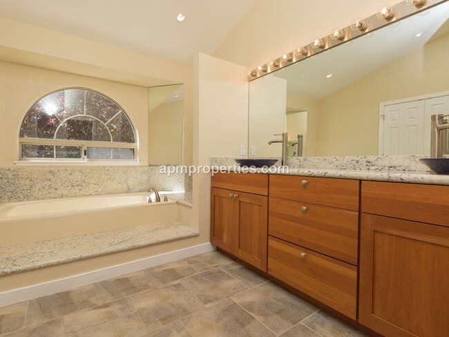 Building Photo - Extraordinary 3 Bedroom, 3 bath Canyon Lakes Golf Course Home!