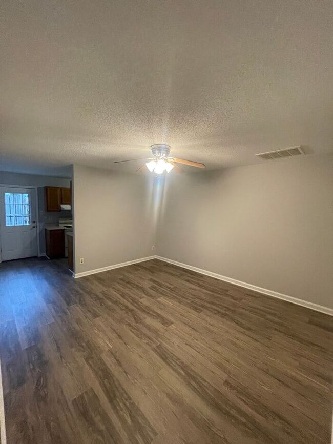 Building Photo - Charming 2-Bed, 2-Bath Townhouse in NW Kno...