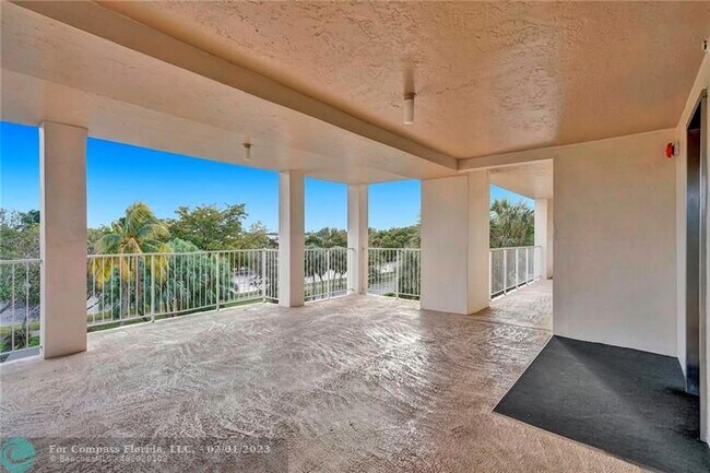 Building Photo - 3051 S Palm Aire Dr
