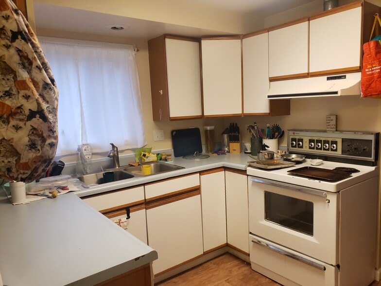 Building Photo - 1358 NW Hall Dr