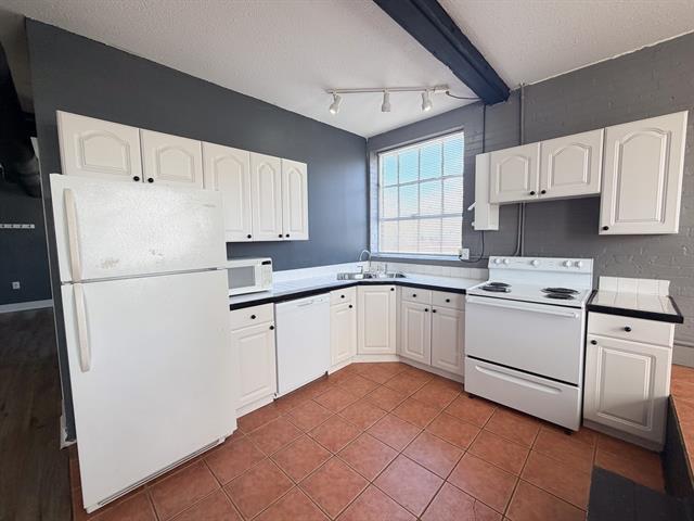 Building Photo - 1300 W Main St