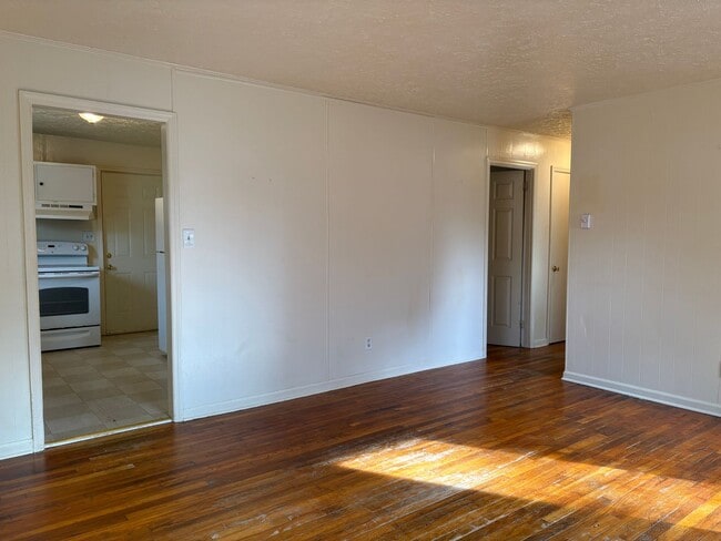 Building Photo - 3 Bedroom, 1 Bathroom House in High Point!