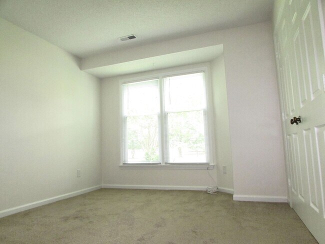 Building Photo - 2 Bed, 2 Bath Condo - Desirable Location -...