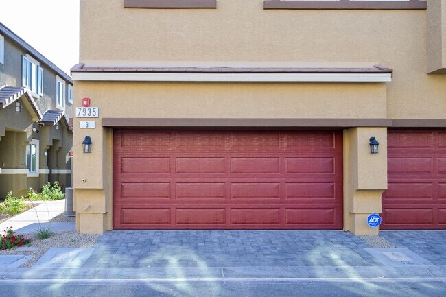 Building Photo - NW 3 Bedroom Townhouse!! Gated Community Pool!! 2 Car Garage!!! No Carpet downstairs.