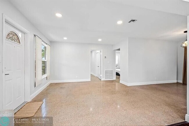 Building Photo - 530 NE 46th St